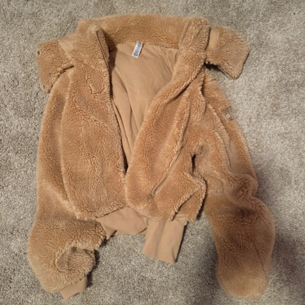 ALO Yoga Sherpa Jacket in Camel Brown